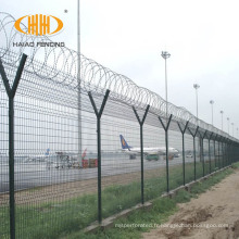 Mur de clôture de sécurité de l&#39;aéroport avec fil de barbillon